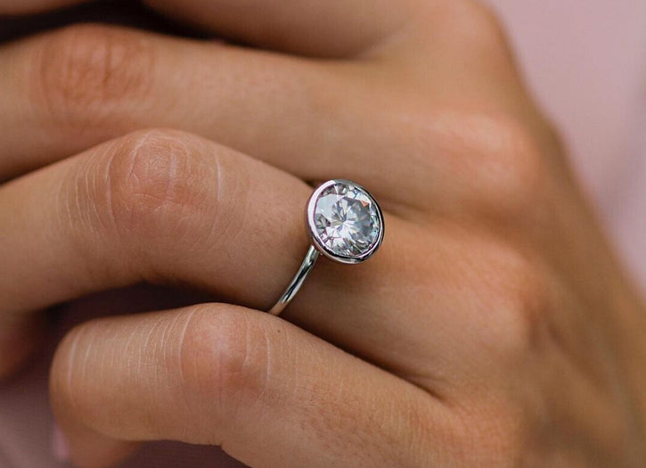 nadir classic round cut bezel engagement ring - 1.0ct+. d & vvs2